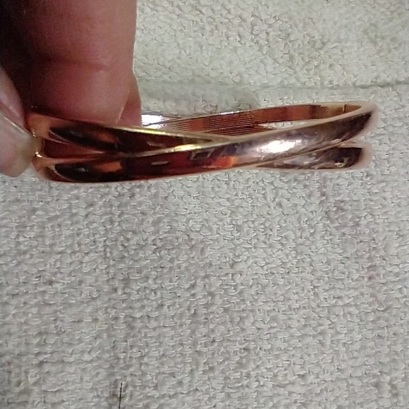 Goldtone hinged criss cross ❌ bracelet - Picture 1 of 5